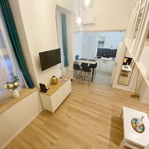 Goldart Design Apartment In The Heart Of Budapest